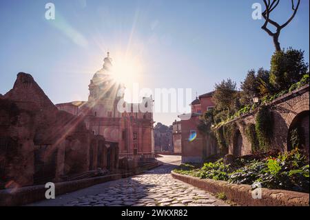 Toit d'église et rayons de soleil à Rome, Italie Banque D'Images
