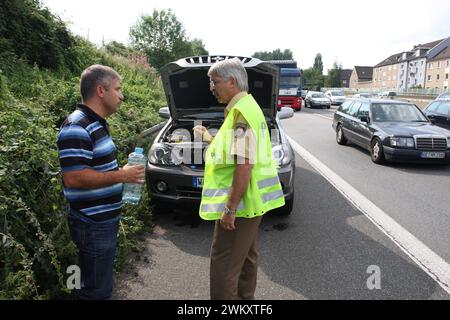 Leben an der Autobahn 40. 14.08.2009, UE, DEU, Deutschland, Rhénanie-du-Nord-Westphalie, Essen : Leben an der Autobahn 40. Die Autobahnpolizei schleppt einen Pkw mit Kuehlerschaden von der Autobahn zur naechsten Abfahrt ab. UE, DEU, Allemagne, Rhénanie du Nord-Westphalie, Essen : la police des autoroutes remorquent une voiture endommagée par le radiateur de l'autoroute jusqu'à la sortie suivante. Banque D'Images