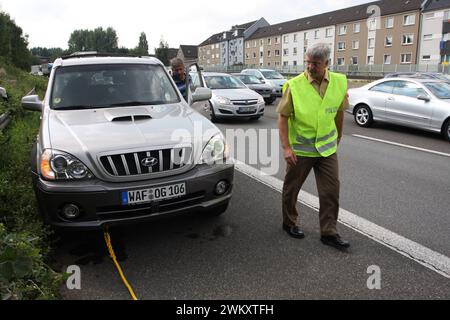 Leben an der Autobahn 40. 14.08.2009, UE, DEU, Deutschland, Rhénanie-du-Nord-Westphalie, Essen : Leben an der Autobahn 40. Die Autobahnpolizei schleppt einen Pkw mit Kuehlerschaden von der Autobahn zur naechsten Abfahrt ab. UE, DEU, Allemagne, Rhénanie du Nord-Westphalie, Essen : la police des autoroutes remorquent une voiture endommagée par le radiateur de l'autoroute jusqu'à la sortie suivante. Banque D'Images