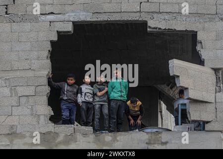 Pékin, Chine. 22 février 2024. Des enfants sont vus dans un bâtiment endommagé lors d’une frappe aérienne israélienne dans la ville de Rafah, dans le Sud de la bande de Gaza, le 22 février 2024. Le bilan palestinien des attaques israéliennes en cours contre Gaza est passé à 29 410, avec 69 465 blessés depuis le début du conflit israélo-Hamas, a déclaré jeudi le ministère de la santé dirigé par le Hamas dans un communiqué de presse. Crédit : Rizek Abdeljawad/Xinhua/Alamy Live News Banque D'Images