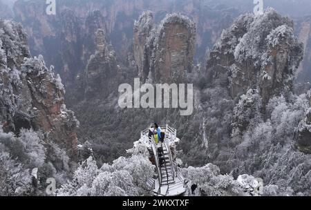 Pékin, Chine. 22 février 2024. Une photo de drone aérien prise le 22 février 2024 montre des paysages du parc forestier national de Zhangjiajie après des chutes de neige dans la province du Hunan, au centre de la Chine. Crédit : Wu Yongbing/Xinhua/Alamy Live News Banque D'Images