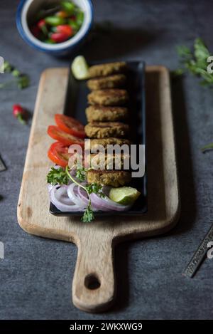 Gros plan du kebab shami ou du kebab de viande sur un plateau. Banque D'Images