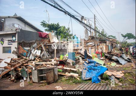 Bandung. 22 février 2024. Cette photo prise le 22 février 2024 montre des maisons endommagées dans un quartier résidentiel après une tornade dans la régence de Bandung, Java Ouest, Indonésie. Une tornade a balayé deux régences dans la province indonésienne de Java occidental mercredi après-midi, nivelant des maisons et des usines dans la région. L’agence d’atténuation des catastrophes de Java Ouest a déclaré jeudi aux médias locaux que des vents puissants avaient endommagé 13 usines et 10 maisons dans la régence de Sumedang, et 18 usines et 233 maisons dans la régence de Bandung. Crédit : Septianjar Muharam/Xinhua/Alamy Live News Banque D'Images