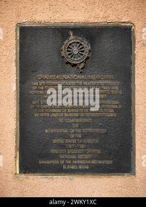 Une plaque en bronze intitulée Chamizal National Memorial, avec texte en anglais et en espagnol, est fixée sur un mur en stuc rose à El Paso, au Texas. Banque D'Images