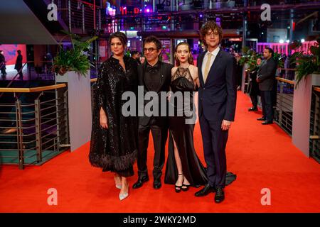 Berlinale - Premiere Seven Veils Ambur Braid, Atom Egoyan, Amanda Seyfried und Douglas Smith BEI der Premiere zu Seven Veils im Berlinale Palast anlässlich der 74. Internationalen Filmfestspiele Berlin AM 22.02.2024 . *** Première Berlinale Seven Veils Ambur Braid, Atom Egoyan, Amanda Seyfried et Douglas Smith lors de la première de Seven Veils au Palast de la Berlinale à l'occasion du 74e Festival International du film de Berlin le 22 02 2024 Copyright : xEventpressxKochanx Banque D'Images