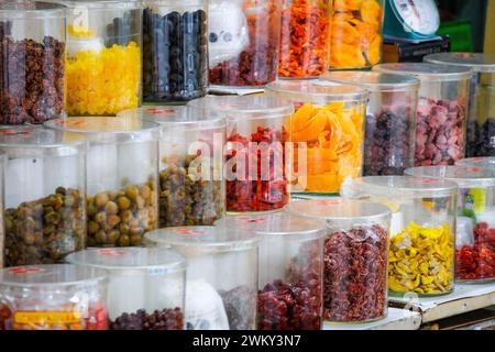 Les fruits et noix assortis sur l'affichage au marché pour la vente. Banque D'Images