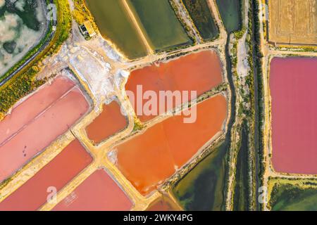 Vue de haut en bas des étangs salants colorés près de la ville d'Olhao, sud du Portugal Banque D'Images