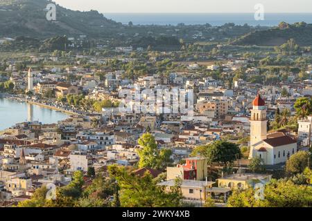 Magnifique paysage urbain de la ville de Zakynthos de Bochali sur l'île de Zante en Grèce Banque D'Images