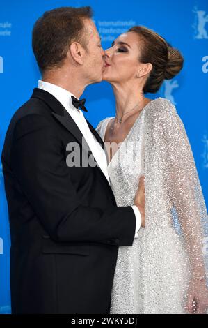 Rocco Siffredi mit Ehefrau Rosa Caracciolo beim Photocall zur Miniserie Supersex auf der Berlinale 2024 / 74. Internationale Filmfestspiele Berlin im Hotel Grand Hyatt. Berlin, 22.02.2024 *** Rocco Siffredi avec sa femme Rosa Caracciolo lors de l'appel photo pour la mini-série Supersex au Berlinale 2024 74 Berlin International film Festival à l'Hôtel Grand Hyatt Berlin, 22 02 2024 Foto:XC.xNiehausx/xFuturexImagex supersex 4253 Banque D'Images