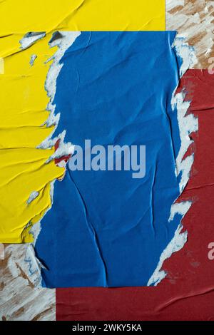 Fond de texture d'affiche en papier bleu, jaune et rouge pelé Banque D'Images