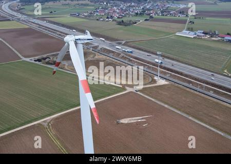 Dornstadt, Allemagne. 23 février 2024. Seulement deux pales de rotor peuvent être vues sur une éolienne près de Temmenhausen sur la route 8. La turbine a probablement été endommagée par la tempête Wencke le 22 février. Les restes de la pale d'éolienne de 40 mètres de long et de 15 tonnes se trouvent dans un champ. (Photo aérienne prise avec un drone) crédit : Marius Bulling/dpa/Alamy Live News Banque D'Images