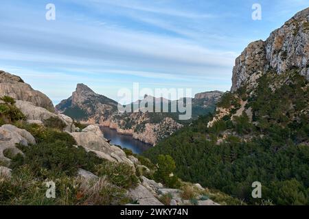 Vue sur le cap Formentor et la Sierra de Tramontana, où les falaises de montagne rejoignent la mer Méditerranée au nord de l'île. Banque D'Images