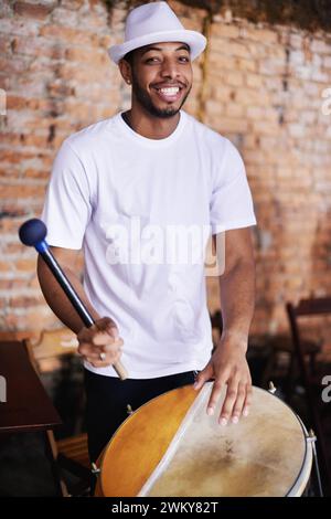 Portrait, tambour ou carnaval avec un homme heureux jouant d'un instrument dans un festival à Rio de Janeiro. Brésil, sourire ou faire la fête avec un musicien fier Banque D'Images