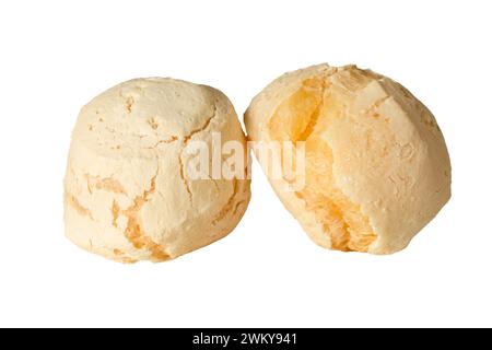 Le PAO de queijo brésilien, également connu sous le nom de pain au fromage, ou brioches au fromage, isolé sur un fond blanc Banque D'Images