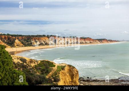 Plage de Falesia (Praia da Falesia), près d'Olhos de Agua L'Algarve Portugal la plus longue plage de l'Algarve à 6 KM de long 16 février 2024 Banque D'Images