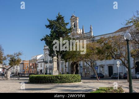 Arc monumental néo classique (Arco da Vila), entrée de la vieille ville de Faro, Portugal célèbre pour la nidification de cigognes blanches sur le sommet, 16 février 2024 Banque D'Images