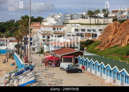 Vue aérienne de la petite ville d'Olhos de Agua L'Algarve Portugal, Une ville balnéaire près d'Albufeira Portugal, 16 février 2024 Banque D'Images