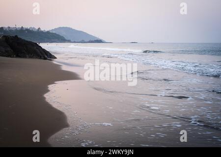 Plage tropicale à Vagator, Inde. Vue tôt le matin de la plage de Vagator Goa Inde. Vue panoramique de la belle plage tropicale Vagator, Goa, Inde Banque D'Images