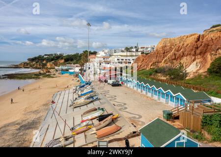 Vue aérienne de la petite ville d'Olhos de Agua L'Algarve Portugal, Une ville balnéaire près d'Albufeira Portugal, 16 février 2024 Banque D'Images