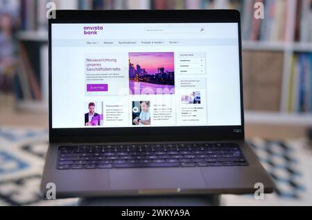 Ordinateur portable mit website die darüber informiert, dass die Commerzbank den Betrieb des Online-Brokers onvista Bank einstellt ***ordinateur portable avec site internet informant que Commerzbank cesse les activités du courtier en ligne onvista Bank Nordrhein-Westfalen Deutschland, Allemagne GMS10727 Banque D'Images