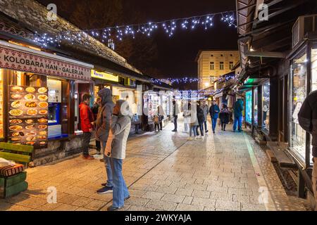 Sarajevo - BiH - 11 février 2024 : Bascarsija est l'ancien bazar de Sarajevo et le centre historique de la ville, construit au XVe siècle quand Isa Beg Ishako Banque D'Images