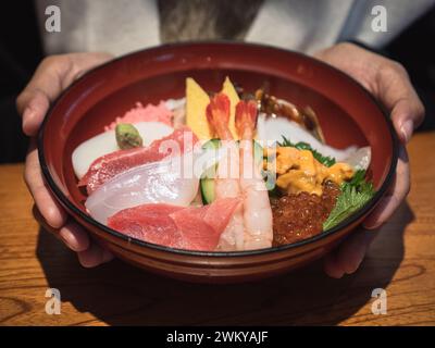 Grand ensemble de mix sashimi - poisson frais sur le dessus d'un bol de riz dans un restaurant japonais Banque D'Images