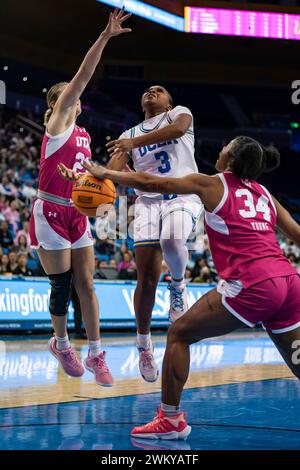 Londynn Jones (3), la garde des Bruins de l’UCLA, a la balle éliminée par l’attaquante des Utah Utes, Dasia Young (34), lors d’un match de basketball féminin de la NCAA, jeudi F Banque D'Images