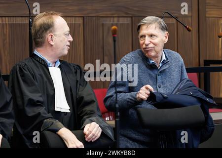 Bruges, Belgique. 23 février 2024. L’avocat Jan Leysen et l’avocat Jef Vermassen photographiés lors de l’ouverture d’un procès d’assises de R. Oudaha devant la Cour d’assises de Flandre occidentale, à Bruges, vendredi 23 février 2024. Oudaha, 43 ans, est accusé du meurtre de sa compagne Jill Himpe (36 ans) à Aalbeke le 5 novembre 2019, la gorge de la victime a été tranchée. BELGA PHOTO KURT DESPLENTER crédit : Belga News Agency/Alamy Live News Banque D'Images