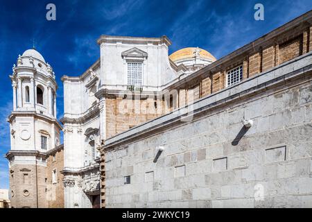 La Catedral de Cadiz est majestueuse sous un ciel bleu clair. La lumière du soleil illumine les bâtiments impressionnante architecture baroque et néoclassique, hig Banque D'Images