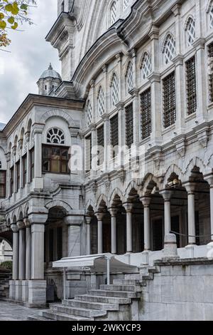 Dans les rues à Istanbul, lieux publics. Éléments de décorations architecturales de bâtiments, portes et arches, moulures en plâtre et motifs. Arc Banque D'Images