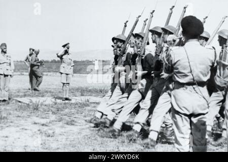 Le roi George VI prenant le salut alors que les troupes polonaises de l'armée britannique défilent en Italie, vers juillet 1944. Banque D'Images