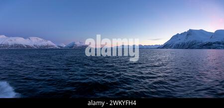 Europe, Norvège, Tromso, Troms County, les Alpes Lyngen à travers Ullsfjorden à l'aube d'un bateau près de Tvillingan Banque D'Images