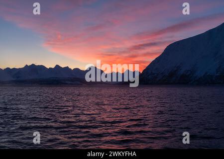 Europe, Norvège, Tromso, comté de Troms, Alpes Lyngen à travers Ullsfjorden à Dawn Banque D'Images