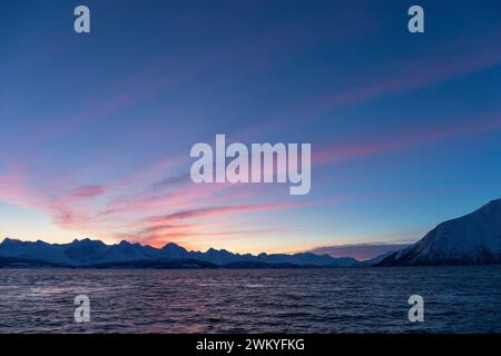 Europe, Norvège, Tromso, comté de Troms, Alpes Lyngen à travers Ullsfjorden à Dawn Banque D'Images