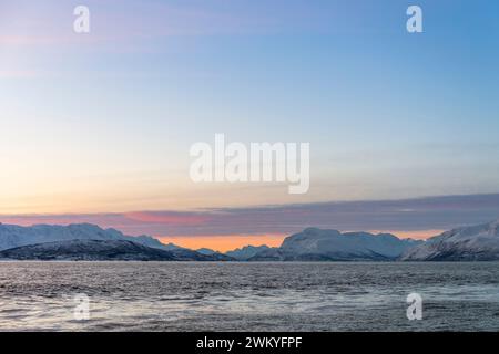 Europe, Norvège, comté de Troms, Alpes de Lyngen à travers Ullsfjorden à Dawn Banque D'Images