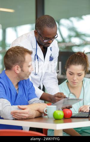 Équipe de médecins prenant le déjeuner Banque D'Images