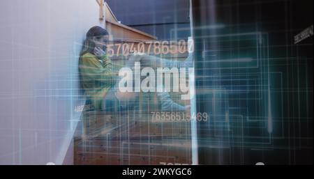 Image du traitement des données sur une femme biraciale à l'aide d'un smartphone Banque D'Images