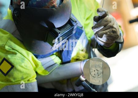 soudeurs travaillant à l'usine en métal Banque D'Images