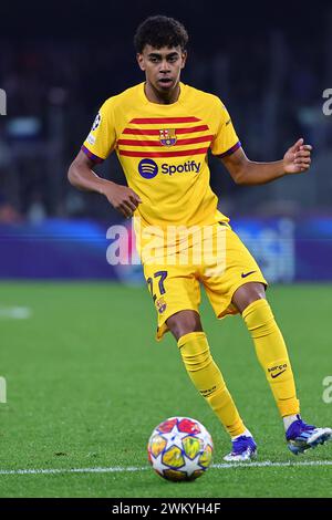 Lamine Yamal du FC Barcelone lors du match de football de la Ligue des Champions entre la SSC Napoli et le FC Barcelone au stade Diego Armando Maradona à Naples (Italie), le 21 février 2024. Banque D'Images