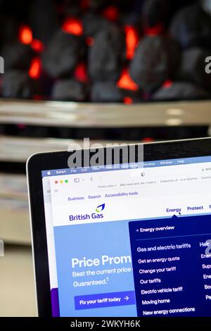 West Yorkshire, Royaume-Uni. 23 février 2024. Feu de gaz et téléphone domestique dans une maison du West Yorkshire. Le plafond des prix de l'énergie en Grande-Bretagne chutera de 238 £ à 1690 £ ce printemps, alors que l'hiver sera doux et que les prix de l'essence plus bas soulageront la pression sur les finances des ménages. Les 29 millions de ménages en Angleterre, au pays de Galles et en Écosse peuvent s’attendre à payer la facture annuelle moyenne à partir d’avril après que le régulateur de l’énergie Ofgem a baissé le plafond des prix de 12,3 %, contre 1 928 £ au trimestre en cours. Crédit : Windmill images/Alamy Live News Banque D'Images
