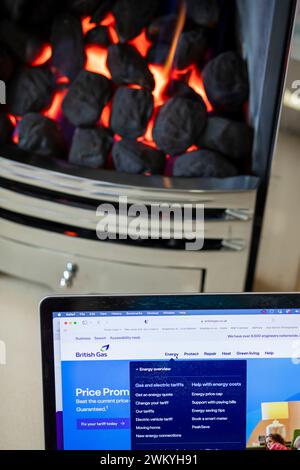 West Yorkshire, Royaume-Uni. 23 février 2024. Feu de gaz et téléphone domestique dans une maison du West Yorkshire. Le plafond des prix de l'énergie en Grande-Bretagne chutera de 238 £ à 1690 £ ce printemps, alors que l'hiver sera doux et que les prix de l'essence plus bas soulageront la pression sur les finances des ménages. Les 29 millions de ménages en Angleterre, au pays de Galles et en Écosse peuvent s’attendre à payer la facture annuelle moyenne à partir d’avril après que le régulateur de l’énergie Ofgem a baissé le plafond des prix de 12,3 %, contre 1 928 £ au trimestre en cours. Crédit : Windmill images/Alamy Live News Banque D'Images
