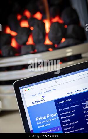 West Yorkshire, Royaume-Uni. 23 février 2024. Feu de gaz et téléphone domestique dans une maison du West Yorkshire. Le plafond des prix de l'énergie en Grande-Bretagne chutera de 238 £ à 1690 £ ce printemps, alors que l'hiver sera doux et que les prix de l'essence plus bas soulageront la pression sur les finances des ménages. Les 29 millions de ménages en Angleterre, au pays de Galles et en Écosse peuvent s’attendre à payer la facture annuelle moyenne à partir d’avril après que le régulateur de l’énergie Ofgem a baissé le plafond des prix de 12,3 %, contre 1 928 £ au trimestre en cours. Crédit : Windmill images/Alamy Live News Banque D'Images