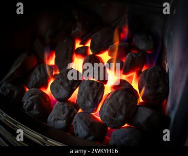 West Yorkshire, Royaume-Uni. 23 février 2024. Feu de gaz et téléphone domestique dans une maison du West Yorkshire. Le plafond des prix de l'énergie en Grande-Bretagne chutera de 238 £ à 1690 £ ce printemps, alors que l'hiver sera doux et que les prix de l'essence plus bas soulageront la pression sur les finances des ménages. Les 29 millions de ménages en Angleterre, au pays de Galles et en Écosse peuvent s’attendre à payer la facture annuelle moyenne à partir d’avril après que le régulateur de l’énergie Ofgem a baissé le plafond des prix de 12,3 %, contre 1 928 £ au trimestre en cours. Crédit : Windmill images/Alamy Live News Banque D'Images