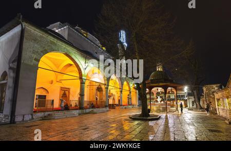 Sarajevo - BiH - 10 février 2024 : la mosquée Gazi Husrev Beg est une mosquée de Sarajevo. Construite au XVIe siècle, c'est la plus grande mosquée historique de Bosnie Banque D'Images