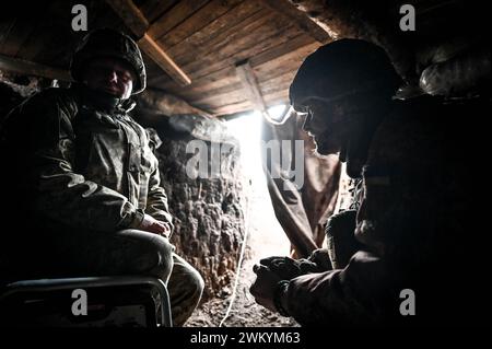 Non exclusif : RÉGION de ZAPORIZHZHIA, UKRAINE - 21 FÉVRIER 2024 - militaires de la 65e Brigade mécanisée séparée des forces terrestres des Forces armées Banque D'Images