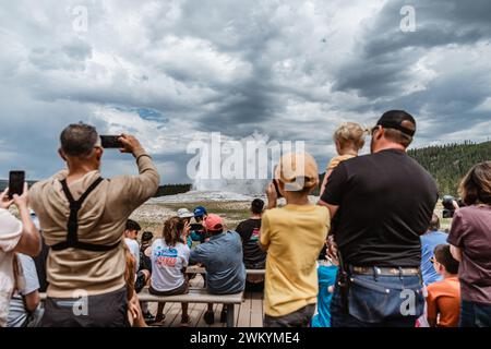 Foule de touristes regardant Old Faithful entrer en éruption à Yellowstone Nat Banque D'Images