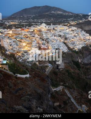 Heure bleue avec vue sur la ville de Fira sur l'île de Santorin, Grèce Banque D'Images