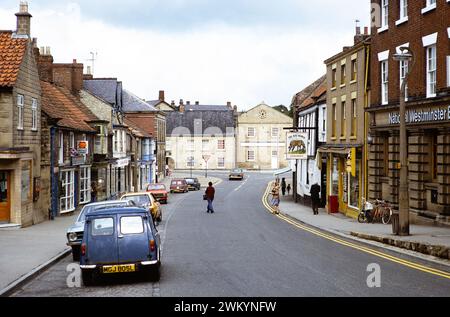 Bâtiments sur la place du marché, y compris la National Westminster Bank et le pub Bay Horse Inn, Pickering, Yorkshire, Angleterre, Royaume-Uni juin 1979 Banque D'Images