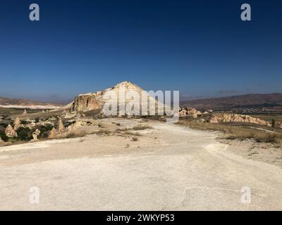 Prise de vue aérienne par drone des cheminées de fées au-dessus du paysage de Goreme, Cappadoce. Photo de haute qualité Banque D'Images