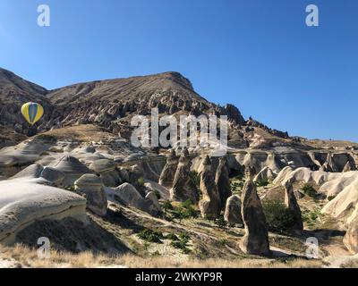 Prise de vue aérienne par drone des cheminées de fées au-dessus du paysage de Goreme, Cappadoce. Photo de haute qualité Banque D'Images